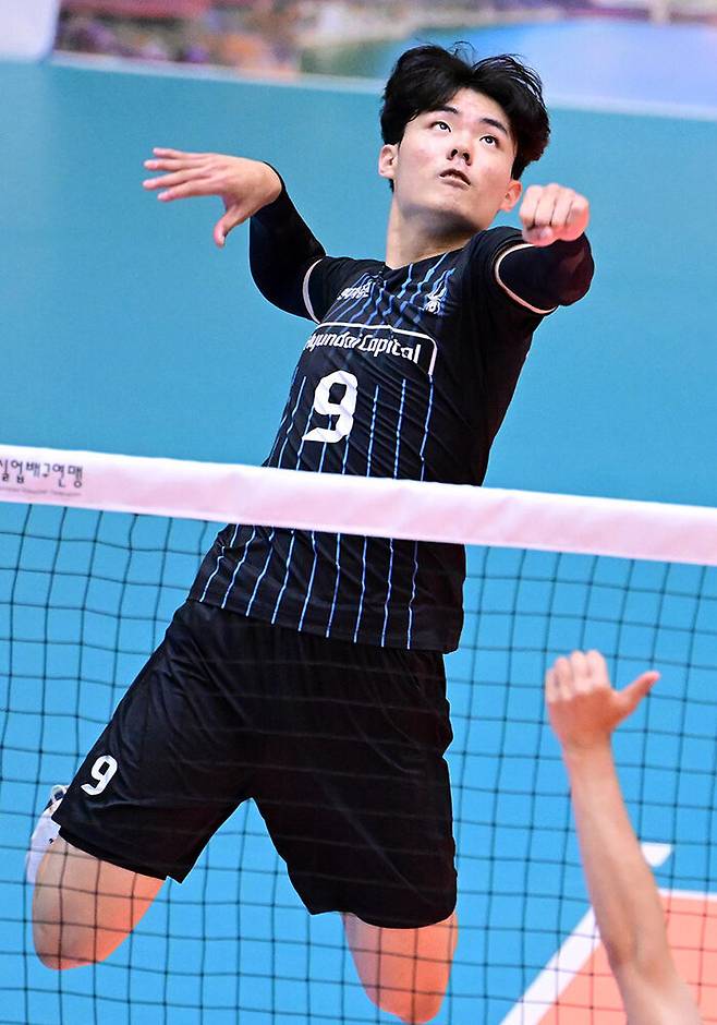 스파이크하는 현대캐피탈의 이재현