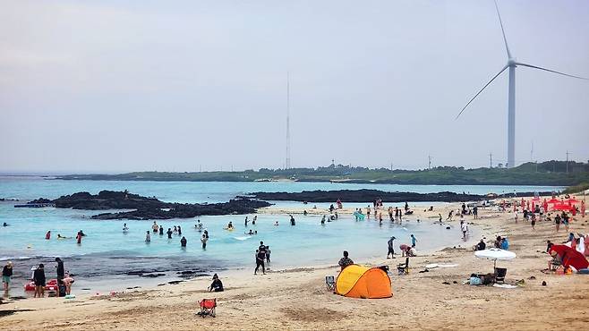 제주시 김녕해수욕장.