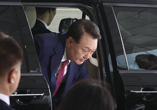 윤석열 전 대통령이 5일 내란 특검의 2차 조사를 받기 위해 조은석 특별검사팀 사무실이 있는 서울 서초구 서울고검에 도착해 차량에서 내리고 있다. 연합뉴스