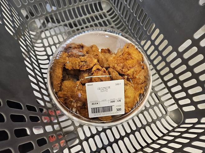 지난 4일 오전 서울 한 이마트의 소비자 장바구니에 놓인&nbsp;3480원&nbsp;‘어메이징 완벽치킨’. 개점 1시간 전부터 줄을 서 구매에 성공했다고 한다.&nbsp;