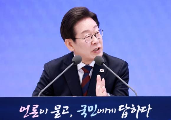 취재진 질문에 답하는 이재명 대통령 - 이재명 대통령이 3일 청와대 영빈관에서 열린 ‘대통령의 30일, 언론이 묻고 국민에게 답하다’ 기자회견에서 취재진의 질문에 답하고 있다. 2025.7.3 연합뉴스