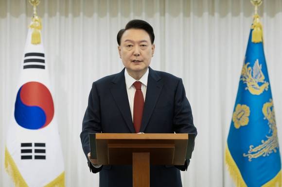 윤석열 대통령 대국민 담화 - 윤석열 대통령이 14일 본인의 탄핵소추안이 국회에서 가결된 뒤 한남동 관저에서 대국민담화를 하고 있다. 2024.12.14 대통령실 제공