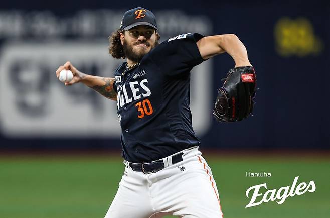 한화 폰세는 4일 고척 키움전에서 7이닝 1실점으로 호투하며 팀 승리에 보탬이 됐다. 그는 전반기 압도적인 투구를 펼치며 KBO리그 역사에 남을 외국인 투수로 발전하고 있다. 사진제공|한화 이글스