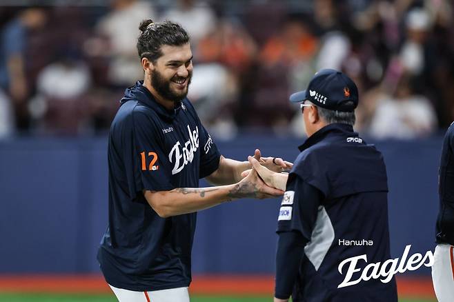 한화 폰세(왼쪽)는 4일 고척 키움전에서 7이닝 1실점으로 호투하며 팀 승리에 보탬이 됐다. 그는 전반기 압도적인 투구를 펼치며 KBO리그 역사에 남을 외국인 투수로 발전하고 있다. 사진제공|한화 이글스