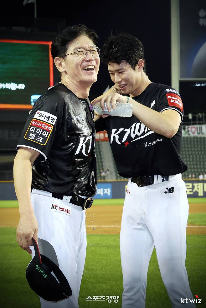이강철 KT 감독이 4일 잠실 두산전 승리로 500승 대기록을 세운 뒤 선수들에게 축하 물 세례를 받으며 활짝 웃고 있다. KT위즈 제공