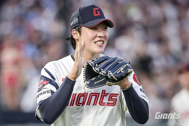 ▲ 올 시즌 롯데의 깜짝 스타로 발돋움하며 팀의 현재이자 미래로 자리를 잡아가고 있는 이민석 ⓒ롯데 자이언츠