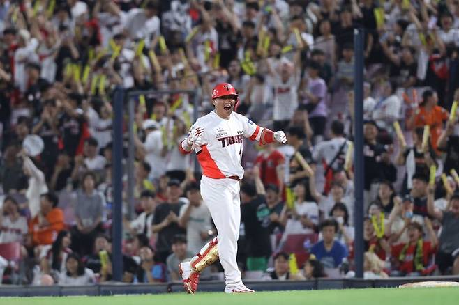 ▲ 8회 2사 만루에서 극적인 역전 적시타를 치며 팀 승리를 이끈 김태군 ⓒKIA타이거즈