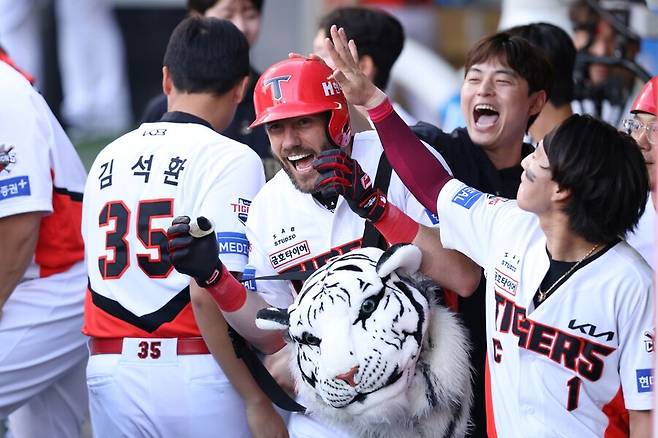 ▲ 홈런 포함 3안타 3타점을 기록하며 팀 대승을 이끈 패트릭 위즈덤 ⓒKIA타이거즈