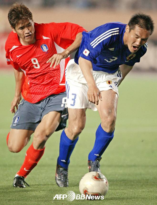 선수 시절이던 지난 2003년 A매치 한일전에서 설기현과 볼 경합을 펼치고 있는 아키타 유타카 현 고치 유나이티드 SC 감독. /AFPBBNews=뉴스1