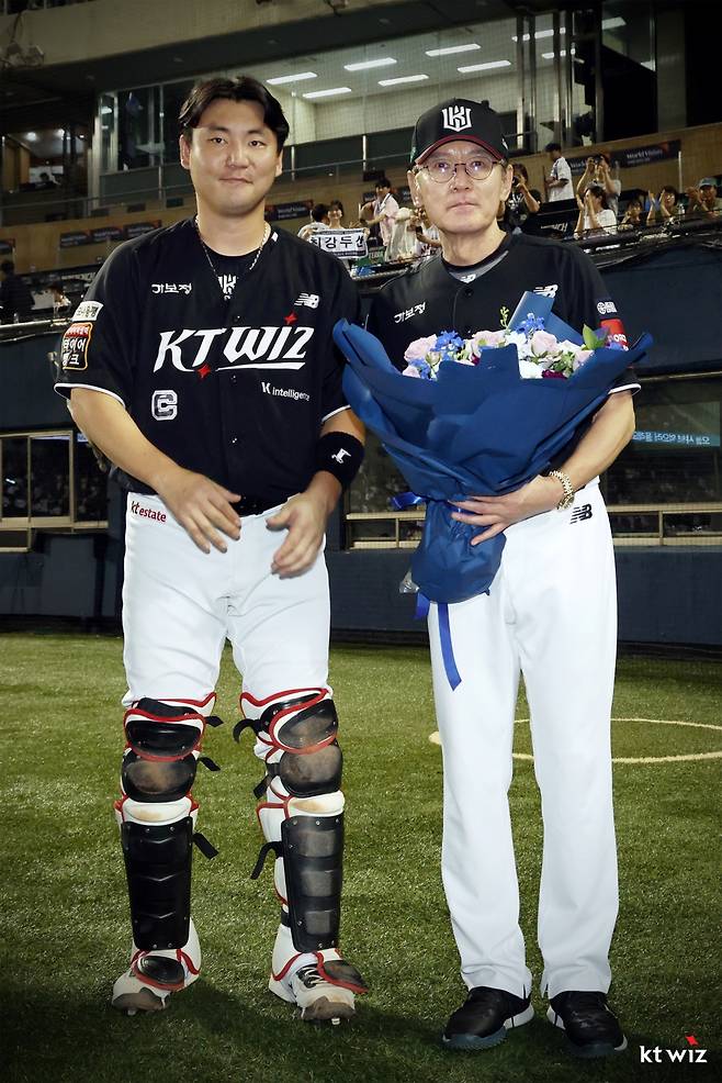 이강철(오른쪽) KT 위즈 감독이 4일 잠실 두산전에서 감독 500승 달성에 성공한 뒤 주장 장성우와 함께 사진 촬영에 임하고 있다. /사진=KT 위즈 제공