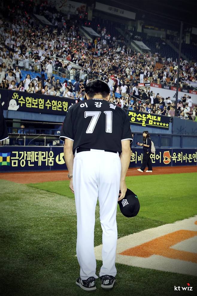 이강철(오른쪽) KT 위즈 감독이 4일 잠실 두산전에서 감독 500승 달성에 성공한 뒤 팬들한테 인사하고 있다. /사진=KT 위즈 제공