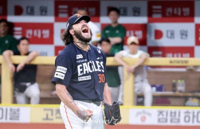 한화 선발투수 폰세(왼쪽)가 4일 고척스카이돔에서 열린 2025KBO리그 한화이글스와 키움히어로즈의 경기 5회말 수비를 마치며 환호하고 있다. /사진=강영조 선임기자