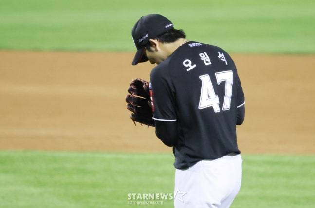 2025 신한 SOL Bank KBO리그 두산 베어스 대 KT 위즈 경기가 4일 서울 잠실야구장에서 열렸다.  KT 선발 오원석이 5회말 투구를 마친 후 기뻐하며 더그아웃으로 향하고 있다. /사진=김진경 대기자