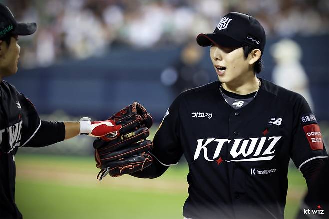 KT 위즈 오원석(오른쪽). /사진=KT 위즈 제공