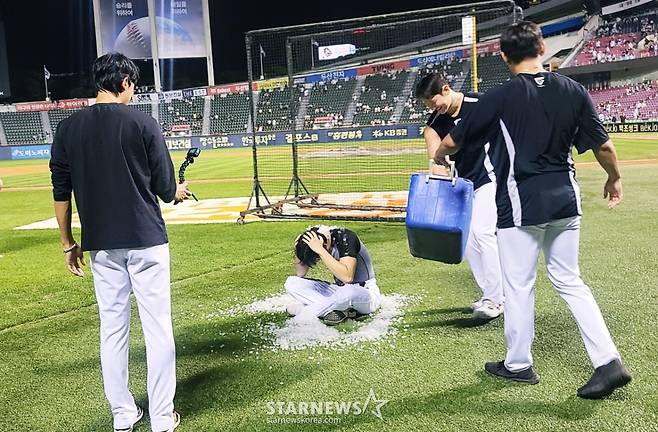 KT 위즈 오원석이 4일 잠실 두산전에서 10승을 달성한 뒤 동료들로부터 물세례 축하를 받고 있다. /사진=김우종 기자
