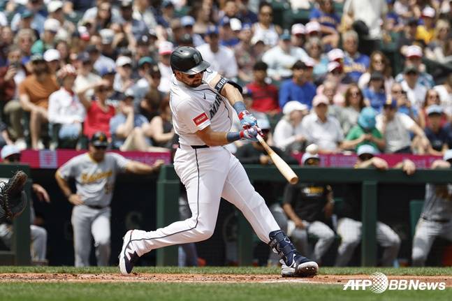 홈런을 날리는 칼 롤리. /AFPBBNews=뉴스1