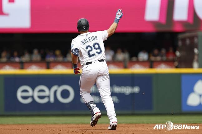 홈런을 치고 베이스를 돌고 있는 롤리. /AFPBBNews=뉴스1