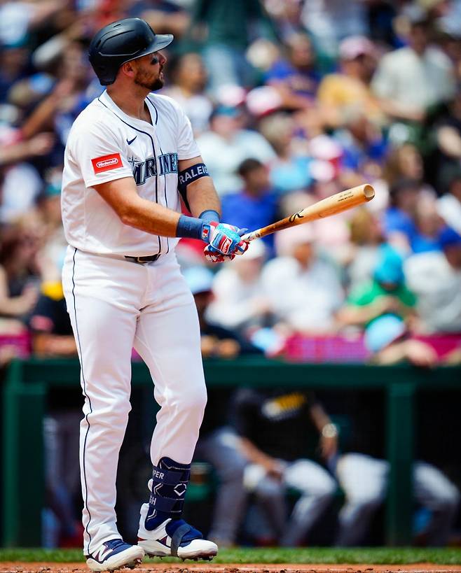 칼 롤리가 홈런을 치고 타구를 바라보고 있다. /사진=시애틀 매리너스 공식 SNS