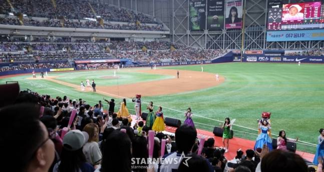 키움 홈구장 고척스카이돔이 관중으로 가득 찼다. /사진=강영조 선임기자