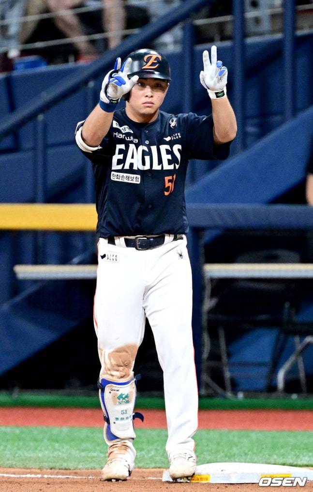 한화 문현빈이 5일 고척 키움전 8회초 1사에서 안타 치고 세리머니를 하고 있다.