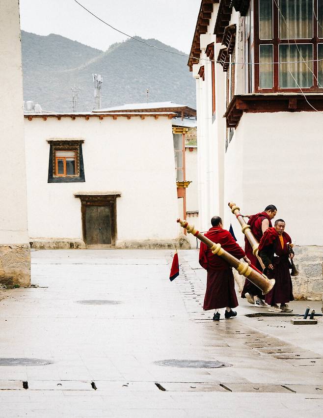 티베트 불교 의례에서는 대부분 나팔이 쓰인다. 대표적인 나팔로는 '둥첸(Dungchen), 꺄링 (Kangling)' 등이 있고 대부분 한 쌍을 이뤄 사용한다. 둥첸은 길고 웅장한 소리를 내는 금속 나팔인데, 주로 의례의 시작을 알린다. 꺄링은 뿔피리와 비슷한 소리를 낸다. 송찬림사에서 마주친 피리 든 스님들.