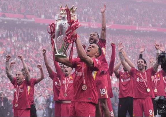 리버풀 선수들이 2024∼2025시즌 EPL 우승 트로피를 들고 환호하고 있다. 아스널은 리버풀에 밀려 세 시즌 연속 EPL 준우승에 그쳤다. 뉴시스