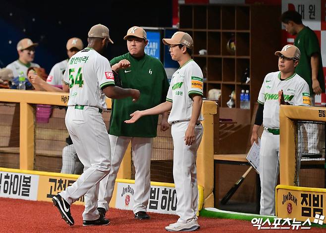 키움 히어로즈는 4일 서울 고척스카이돔에서 2025 신한 SOL Bank KBO리그 한화 이글스와의 홈경기에서 경기 개시 직후인 오후 6시 41분 시즌 17번째 1만6000석 전 좌석 매진을 기록, 7경기 연속 매진을 달성했다. 고척, 김한준 기자