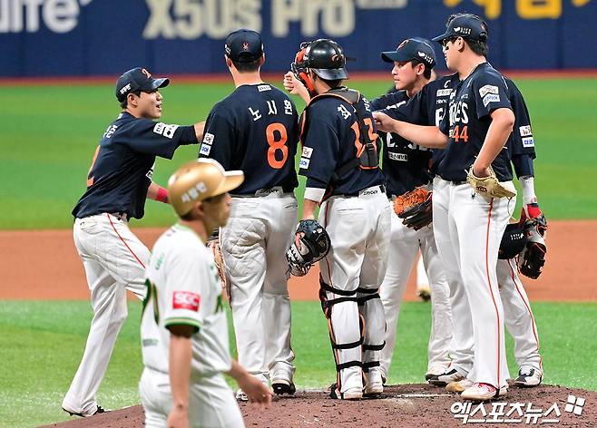 4일 오후 서울 구로구 고척스카이돔에서 열린 '2025 신한 SOL Bank KBO리그' 한화 이글스와 키움 히어로즈의 경기, 한화가 노시환의 결승 홈런에 힘입어 키움에 2:1 승리를 거뒀다. 이날 경기에서 승리한 한화 선수들이 기뻐하고 있다. 고척, 김한준 기자
