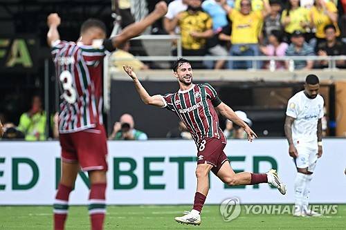 플루미넨시가 5일(한국시간) 미국 플로리다주 올랜도에 있는 캠핑 월드 스타디움에서 열린 알힐랄(사우디아라비아)과의 2025 국제축구연맹(FIFA) 클럽월드컵 8강전에서 2-1로 승리하며 준결승에 진출했다.&nbsp;  플루미넨시는 지난 2023년 32개 클럽 체제 개편 이전 클럽월드컵에서 맨체스터 시티(잉글랜드)에 이어 준우승을 차지한 뒤, 다시 결승 진출의 기회를 얻었다.&nbsp;반면 알힐랄은 아시아의 유일한 생존팀으로 4강 진출에 도전했지만, 브라질 명문 팀의 벽에 막히며 아쉽게 도전을 마무리했다.&nbsp;연합뉴스