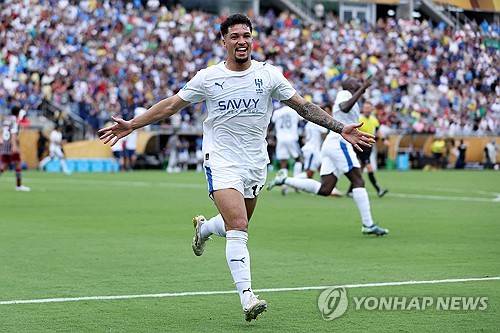 플루미넨시가 5일(한국시간) 미국 플로리다주 올랜도에 있는 캠핑 월드 스타디움에서 열린 알힐랄(사우디아라비아)과의 2025 국제축구연맹(FIFA) 클럽월드컵 8강전에서 2-1로 승리하며 준결승에 진출했다.&nbsp;  플루미넨시는 지난 2023년 32개 클럽 체제 개편 이전 클럽월드컵에서 맨체스터 시티(잉글랜드)에 이어 준우승을 차지한 뒤, 다시 결승 진출의 기회를 얻었다.&nbsp;반면 알힐랄은 아시아의 유일한 생존팀으로 4강 진출에 도전했지만, 브라질 명문 팀의 벽에 막히며 아쉽게 도전을 마무리했다.&nbsp;연합뉴스