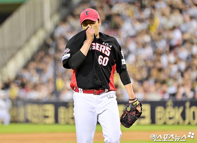 5일 오후 서울 송파구 잠실야구장에서 열린 '2025 신한 SOL Bank KBO리그' KIA 타이거즈와 두산 베어스의 경기, 7회말 수비를 마친 KIA 김도현이 더그아웃으로 향하고 있다. 엑스포츠뉴스 DB