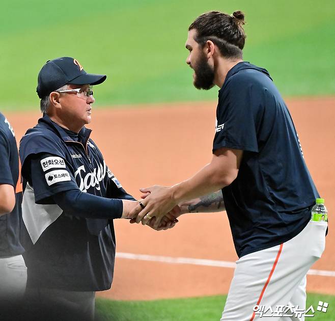 김경문(왼쪽) 한화 이글스 감독이 5일 서울 고척스카이돔에서 열리는 2025 신한 SOL Bank KBO리그 키움 히어로즈와의 팀 간 9차전에 앞서 에이스 코디 폰세를 휴식 차원에서 1군 엔트리에서 말소했다. 사진 엑스포츠뉴스 DB