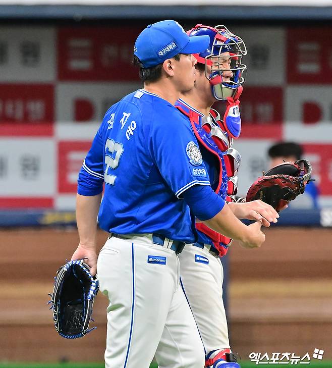 지난 5월 20일 오후 서울 구로구 고척스카이돔에서 열린 2025 신한 SOL Bank KBO리그 삼성 라이온즈와 키움 히어로즈의 경기, 승리를 지킨 삼성 김재윤과 강민호가 기뻐하고 있다. 엑스포츠뉴스 DB