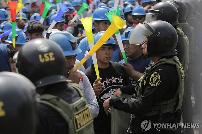 3일(현지시간) 페루 국회의사당 앞에 모인 소규모 광부들 [리마 로이터=연합뉴스. 재판매 및 DB 금지]
