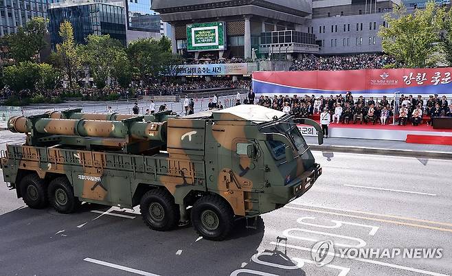 국군의날 시가행진에 등장한 지대지미사일 현무 2024년 10월 1일 서울 광화문 일대에서 열린 국군의날 시가행진 중 세종대왕상 앞 관람 무대 앞으로 지대지미사일 '현무'가 지나가고 있다. 
[연합뉴스 사진]