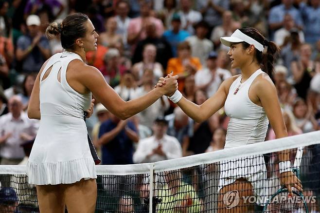 경기 종료 후 악수하는 사발렌카(왼쪽)와 라두카누 [로이터=연합뉴스]