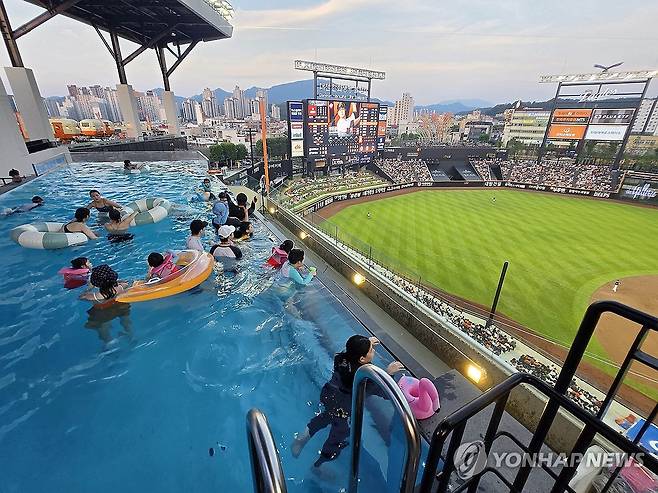 시원하게 즐기는 야구 (대전=연합뉴스) 김준범 기자 = 3일 대전 한화생명볼파크에서 열린 2025 신한 SOL 뱅크 KBO리그 NC 다이노스와 한화 이글스의 경기. 관중들이 구장 내에 설치된 수영장 인피니티 풀에서 경기를 보고 있다. 한화는 이날부터 인피니티 풀을 시범 운영한다. 2025.7.3 psykims@yna.co.kr