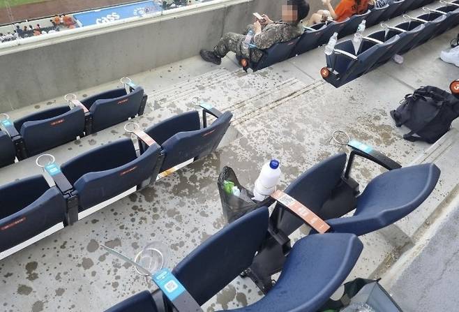 수영장 물 떨어지는 관중석 [사회관계망서비스 갈무리. 재판매 및 DB 금지]