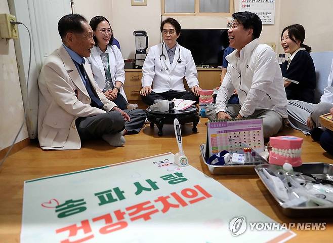 송파구, '호국 보훈의 달 국가 유공자 방문 의료서비스' 실시 (서울=연합뉴스) 서강석 송파구청장이 '호국 보훈의 달 국가 유공자 방문 의료서비스'를 실시한 17일 서울 송파구 국가유공자 황병준 씨의 집을 방문해 대화하고 있다. 2025.6.17 [서울 송파구 제공. 재판매 및 DB 금지] photo@yna.co.kr