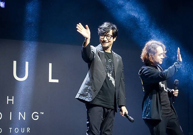 인사하는 코지마 히데오 감독 (서울=연합뉴스) 김주환 기자 = 일본 게임 개발자 코지마 히데오(小島秀夫) 감독이 4일 서울 서대문구 예스24 원더로크홀에서 열린 '데스 스트랜딩 월드 스트랜드 투어 2' 팬 미팅 행사에서 인사하고 있다. 2025.7.4. jujuk@yna.co.kr