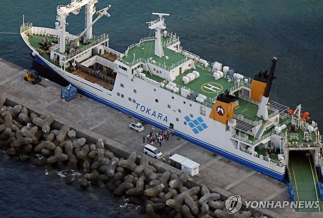 아쿠세키지마에서 피신하는 주민들 [교도 로이터 연합뉴스 자료사진. 재판매 및 DB 금지]