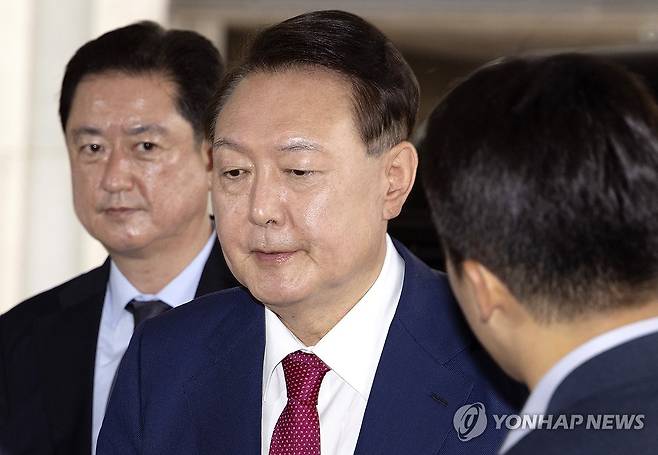 내란 특검 2차 출석하는 윤석열 전 대통령 (서울=연합뉴스) 김도훈 기자 = 윤석열 전 대통령이 5일 내란 특검의 2차 조사를 받기 위해 조은석 특별검사팀 사무실이 있는 서울 서초구 서울고검에 출석하고 있다. 2025.7.5 [공동취재] superdoo82@yna.co.kr