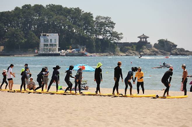 송정해수욕장에 모인 서퍼들 [촬영 박성제]