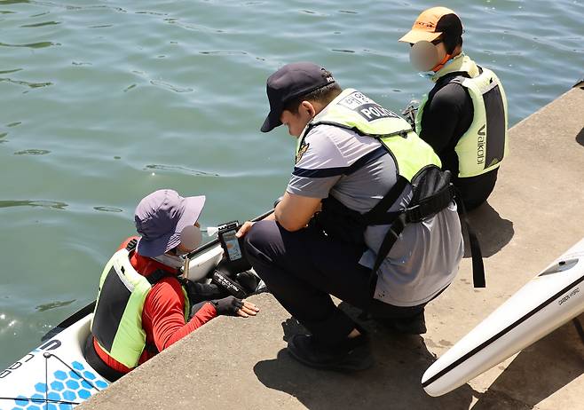 음주 측정하는 카약 레저객 [촬영 박성제]