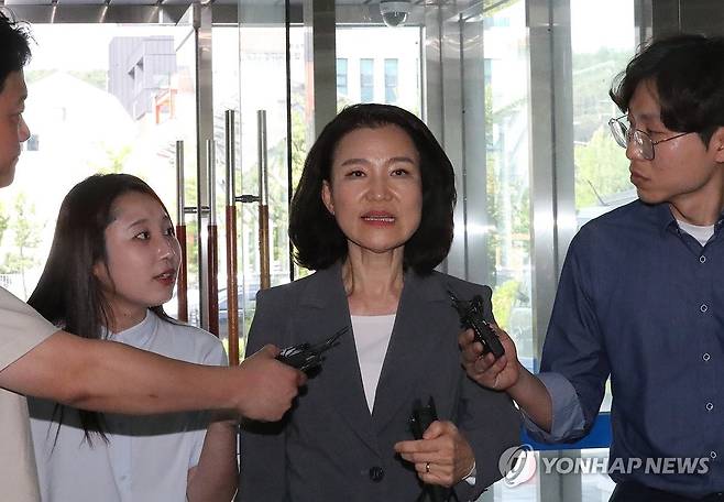 경찰 출석한 이진숙 방통위원장 (대전=연합뉴스) 김소연 기자 = 대전MBC 사장 재임 시절 법인카드를 사적으로 유용했다는 의혹을 받는 이진숙 방송통신위원장이 5일 대전 유성경찰서에 출석해 기자들의 질문을 받고 있다. 2025.7.5 soyun@yna.co.kr