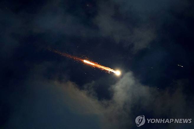 이스라엘 상공에서 포착된 미사일 로켓엔진의 궤적 [AFP 연합뉴스 자료사진. 재판매 및 DB 금지]