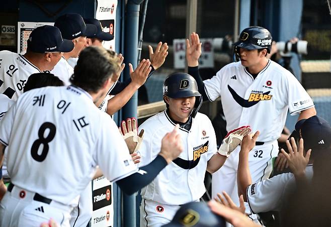 더그아웃에서 동료들과 손을 마주치는 두산 박준순 [두산 베어스 제공. 재판매 및 DB 금지]