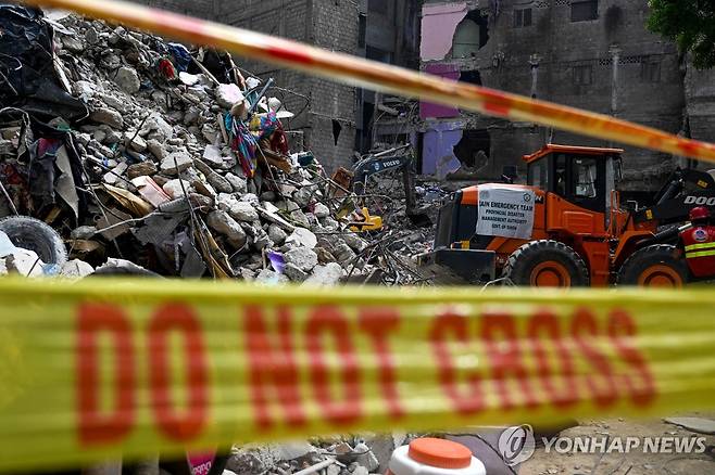 파키스탄 주거용 건물 붕괴 사고 (카라치 AFP=연합뉴스) 파키스탄 남부 카라치 리야리 지구에서 주거용 건물이 붕괴돼 구조 당국이 5일 무너진 잔해를 치우고 있다. 2025.7.5. photo@yna.co.kr