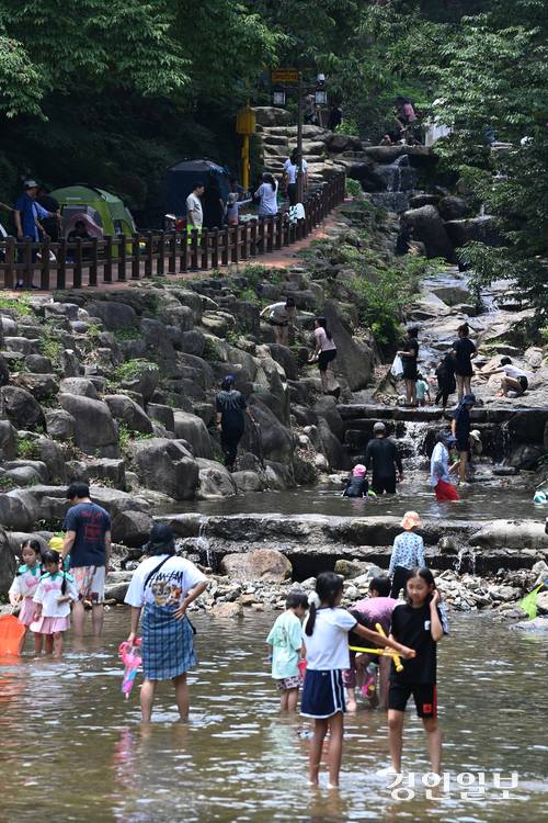 낮 최고기온이 33도까지 상승하는 등 무더운 날씨가 이어진 6일 오후 과천시 관악산 계곡을 찾은 시민들이 물놀이를 하며 더위를 식히고 있다. 2025.7.6 /최은성기자 ces7198@kyeongin.com