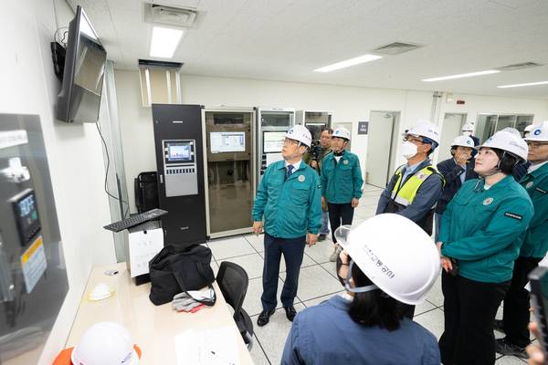 인천시의회 건설교통위원회 위원들이 지난 5월 인천도시철도 1호선 검단연장선의 준비 상황을 점검하고 있다. /인천시의회 제공